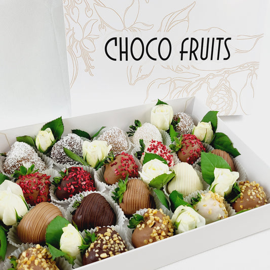 Choco Fruits Schokoerdbeeren und Schokofrüchte mit verschiedenen Topping und mit weißen Rosen dekoriert