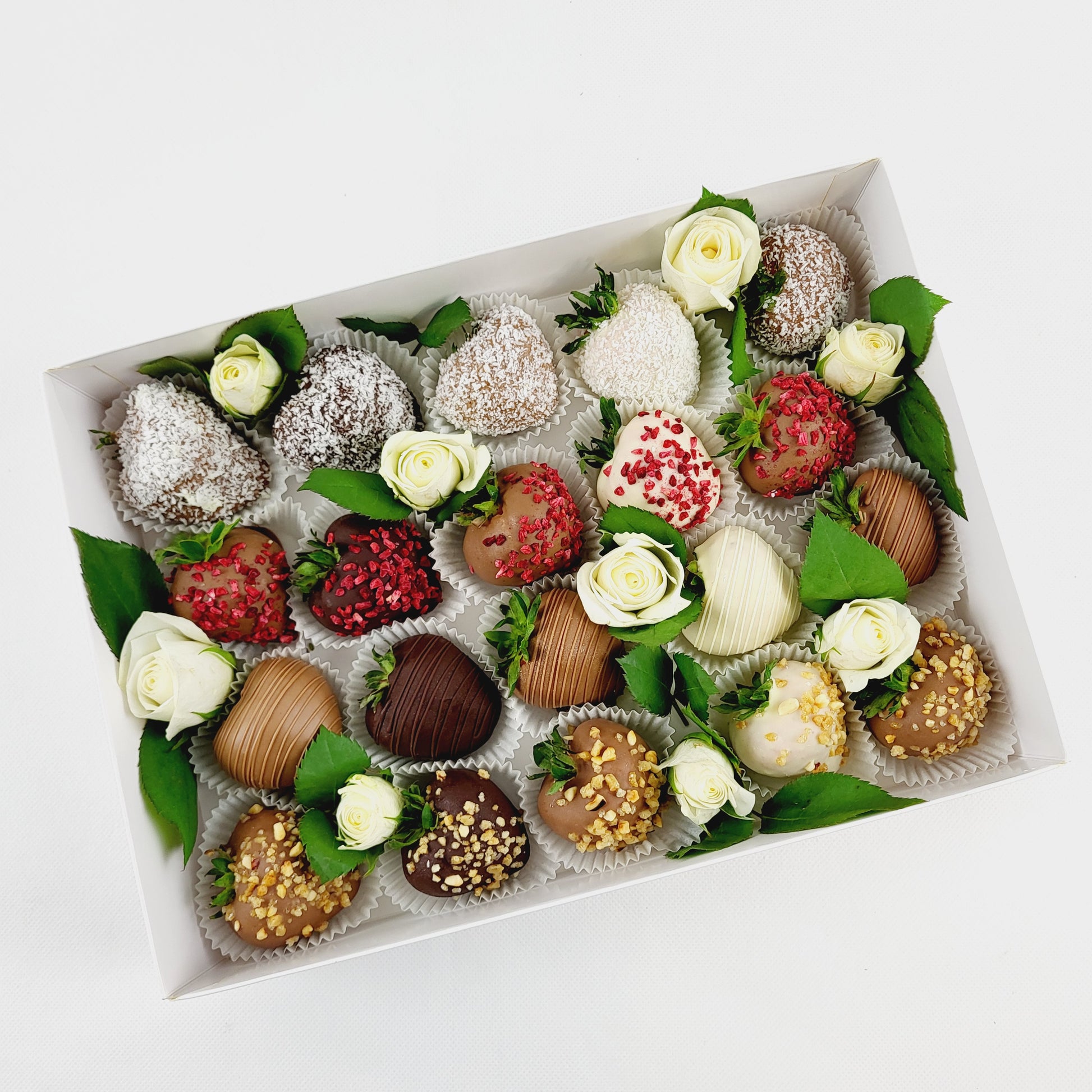Choco Fruits Schokoerdbeeren und Schokofrüchte mit verschiedenen Topping und mit weißen Rosen dekoriert