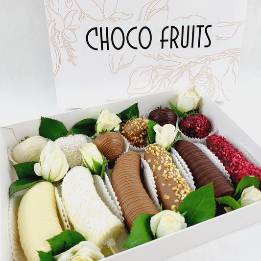Choco Fruits Schokoerdbeeren und Schokobananen mit verschiedenen Topping und mit weißen Rosen dekoriert