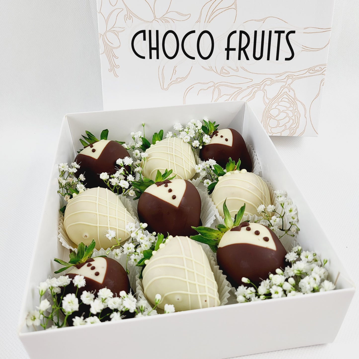 Choco Fruits Schokoerdbeeren und Schokofrüchte als Braut und Bräutigam verziert und mit Schleierkraut dekoriert